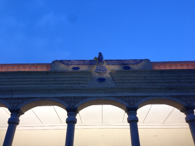 فروهر بر پیشانی آتشکده یزد